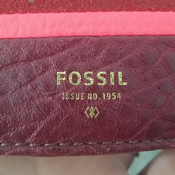 Fossil wallet..cute..excellent condition used briefly!!!! - Picture 2 of 4
